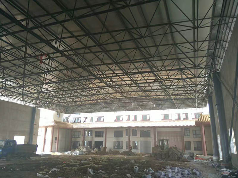 启东屋顶采光无缝钢管网架安装现场